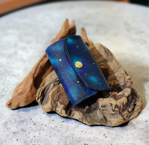 『星の銀河シリーズ』星のカケラ舞う銀河のスマートキーケース  革小物 銀河キーケース スマートキーケース キーケース 2枚目の画像