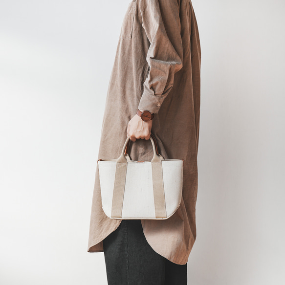 使用了輕量結實的棉麻帆布的托特包 S size 【原色 / ecru】 第7張的照片