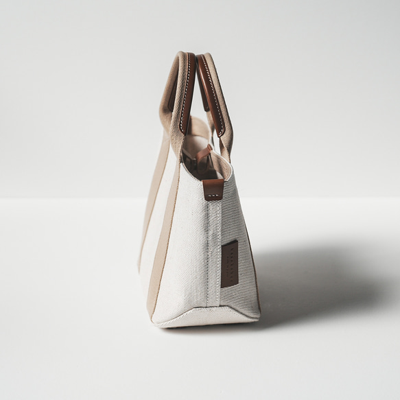 使用了輕量結實的棉麻帆布的托特包 S size 【原色 / ecru】 第3張的照片