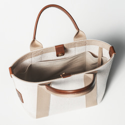 使用了輕量結實的棉麻帆布的托特包 S size 【原色 / ecru】 第6張的照片