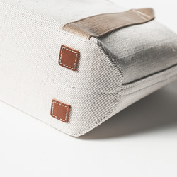 使用了輕量結實的棉麻帆布的托特包 S size 【原色 / ecru】 第5張的照片