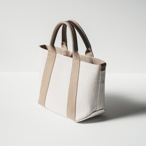 使用了輕量結實的棉麻帆布的托特包 S size 【原色 / ecru】 第2張的照片