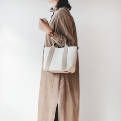 使用了輕量結實的棉麻帆布的托特包 S size 【原色 / ecru】 第8張的照片