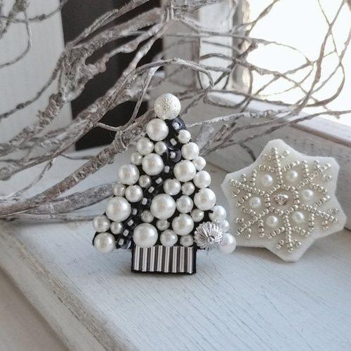 流星黒のクリスマスツリー*ビーズ刺繍ブローチ ブローチ pinco 通販