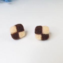 格子餅乾羊毛氈耳環 共出三款 第2張的照片