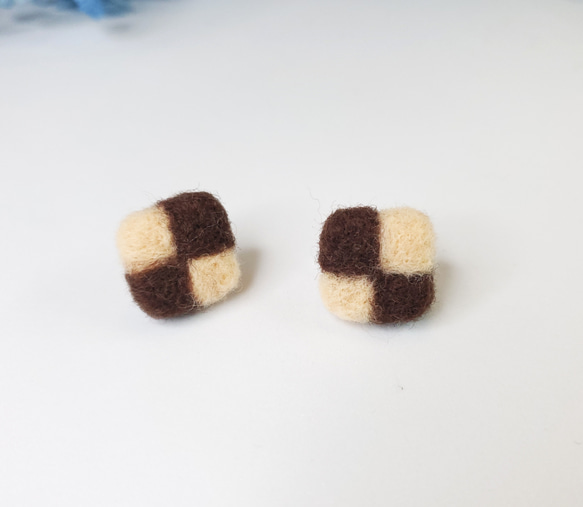 格子餅乾羊毛氈耳環 共出三款 第2張的照片