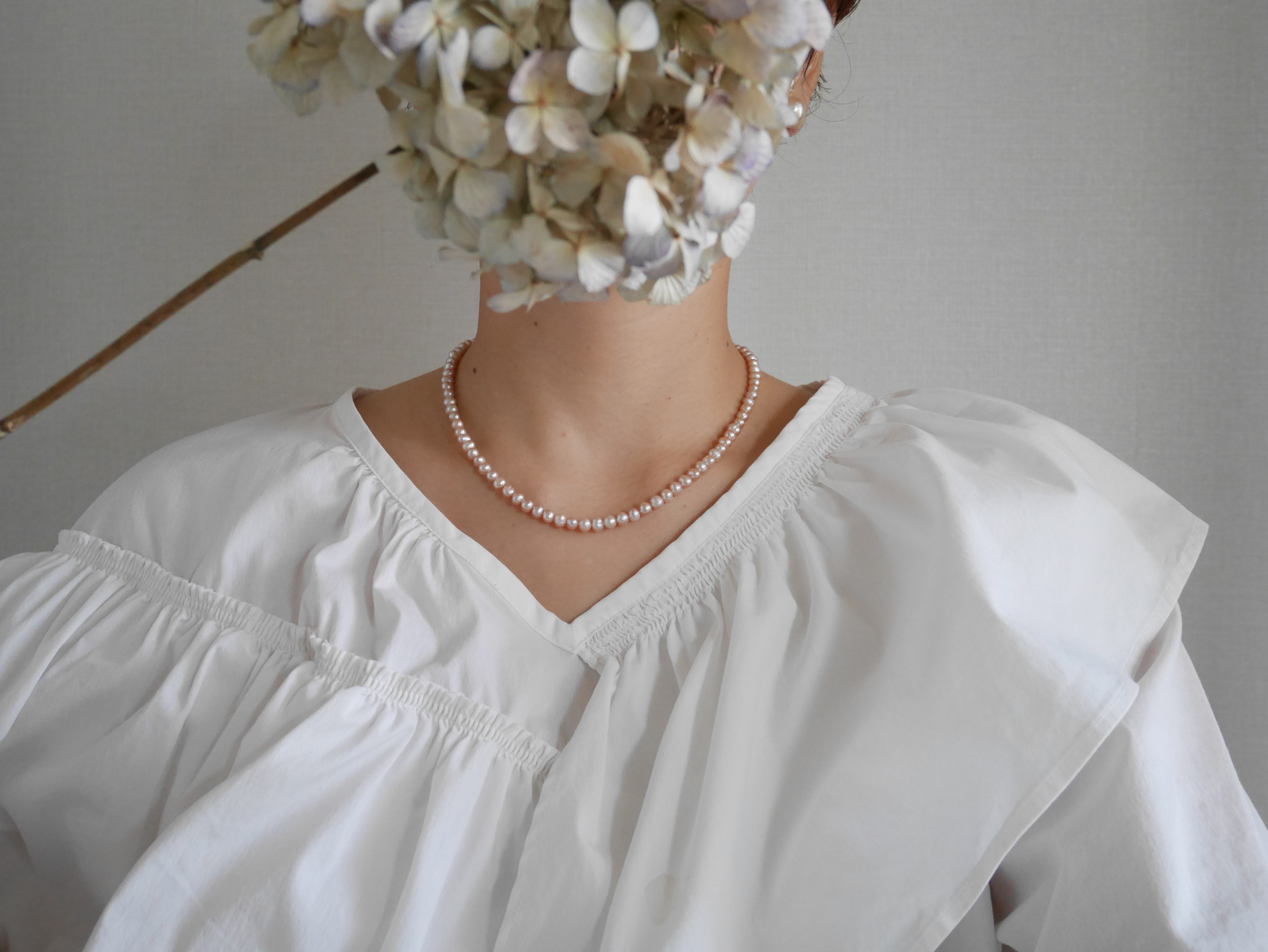 《Komore》肌なじみのいいバロックパールネックレス／小粒・ベージュピンク