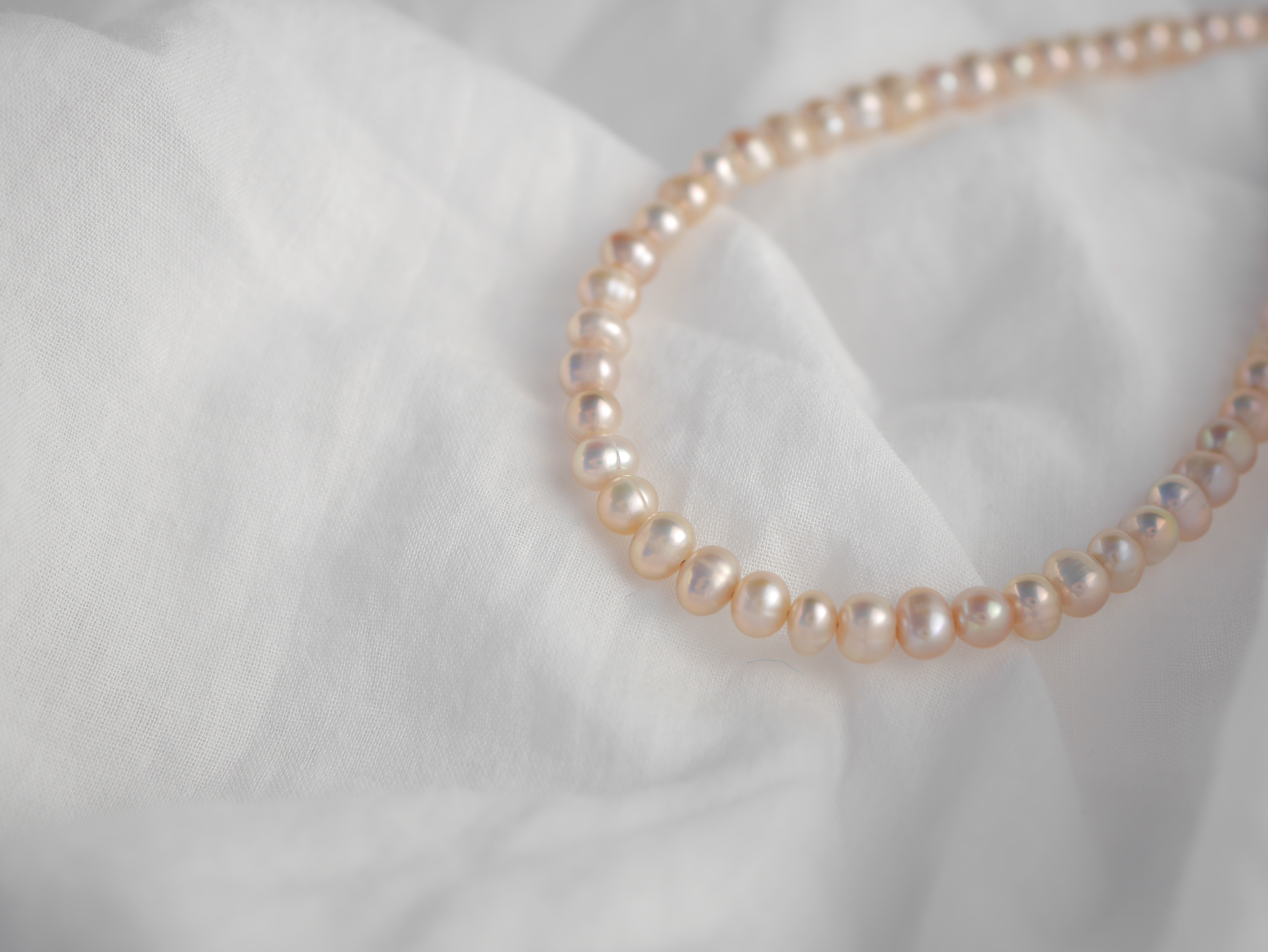 《Komore》肌なじみのいいバロックパールネックレス／小粒・ベージュピンク