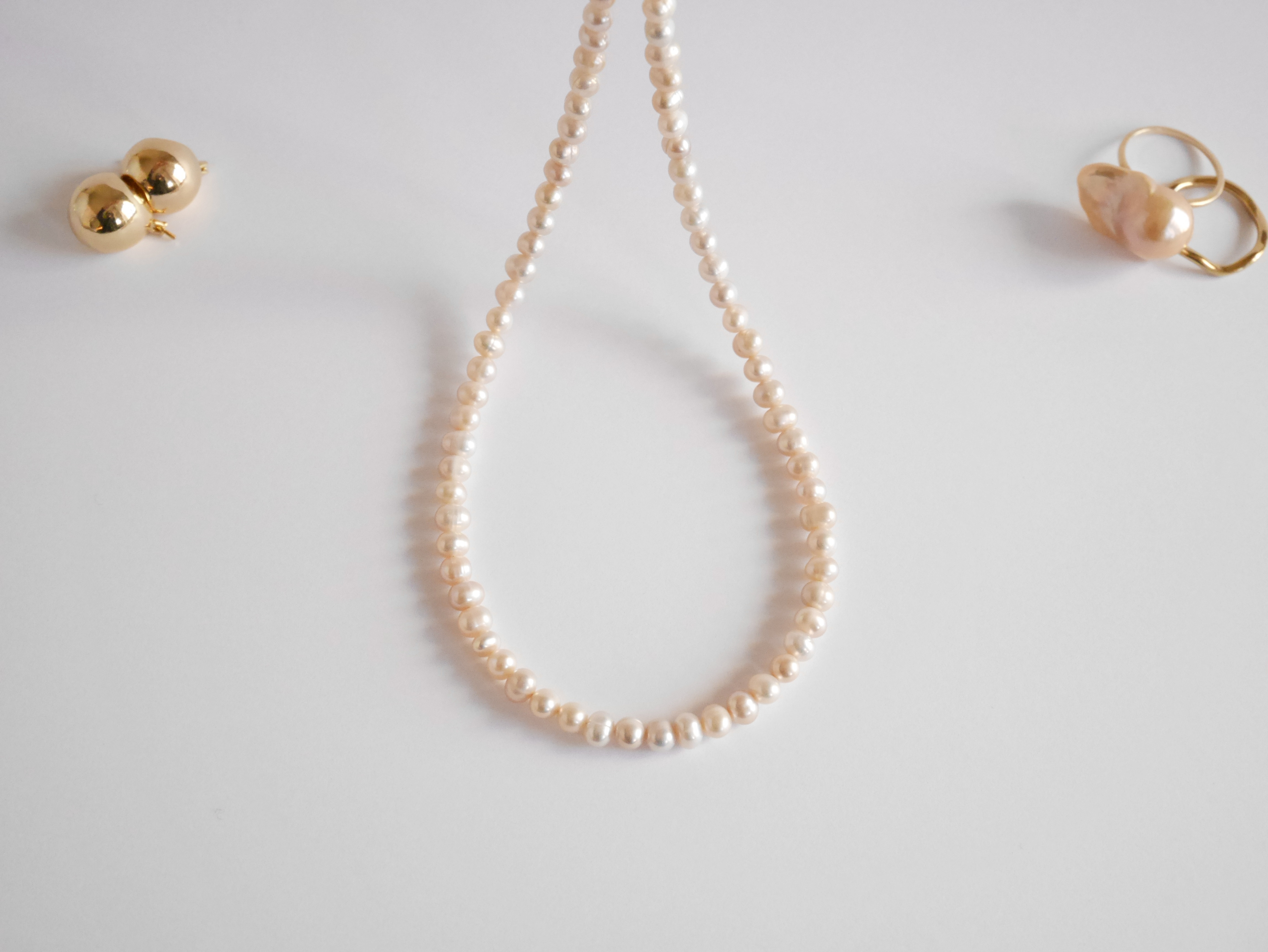 《Komore》肌なじみのいいバロックパールネックレス／小粒・ベージュピンク
