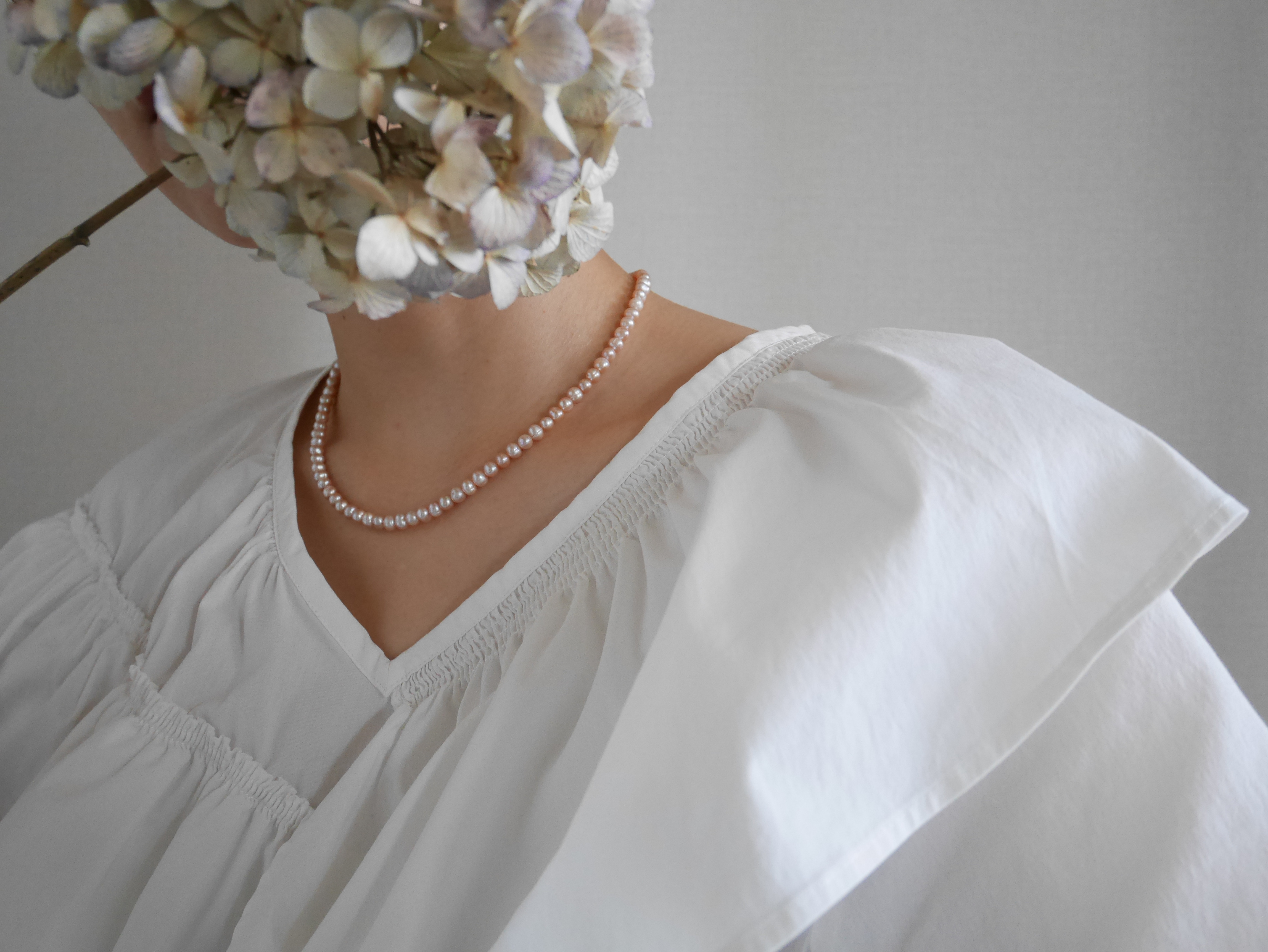 《Komore》肌なじみのいいバロックパールネックレス／小粒・ベージュピンク