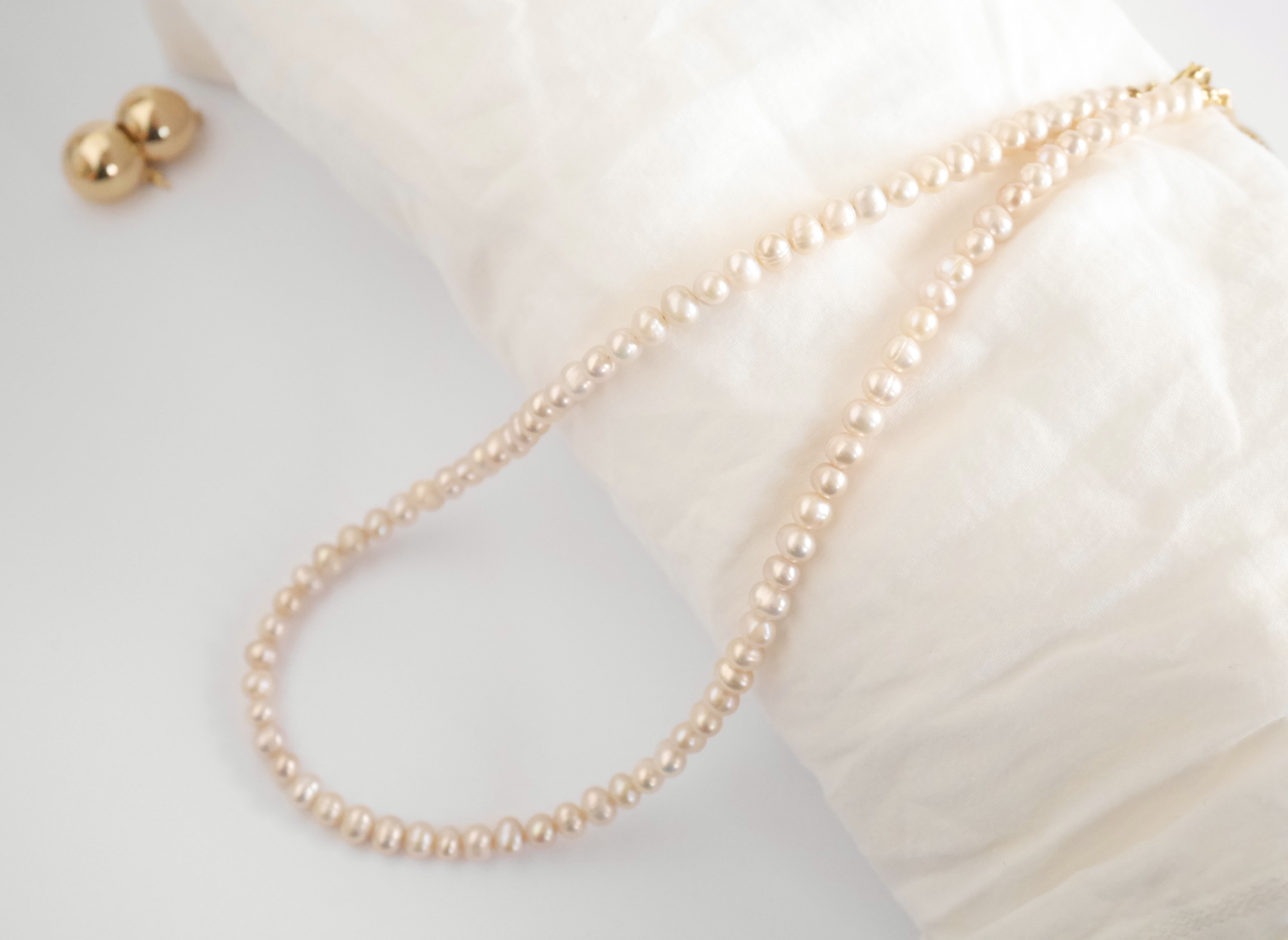 《Komore》肌なじみのいいバロックパールネックレス／小粒・ベージュピンクネックレス・ペンダント