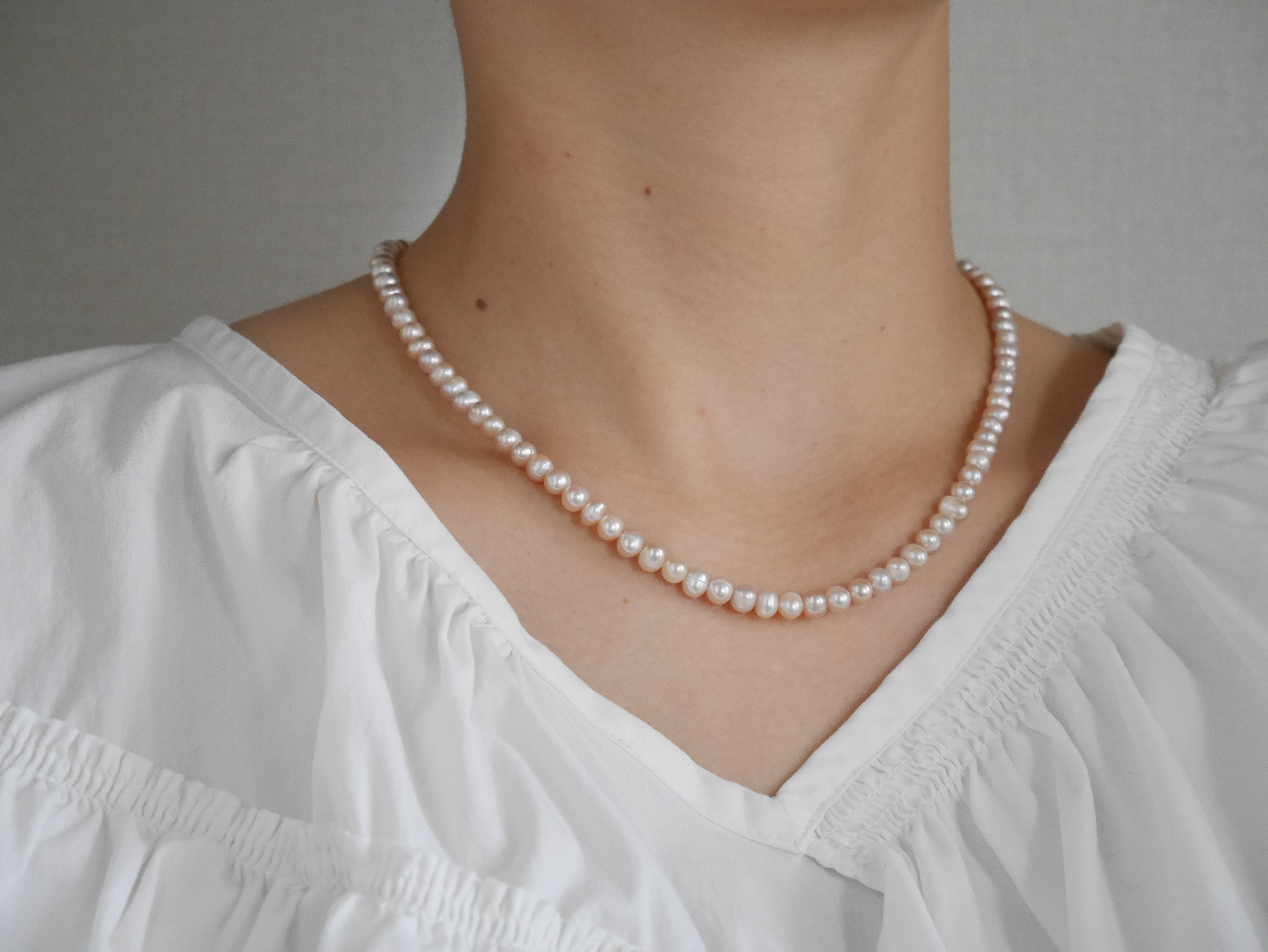 《Komore》肌なじみのいいバロックパールネックレス／小粒・ベージュピンク