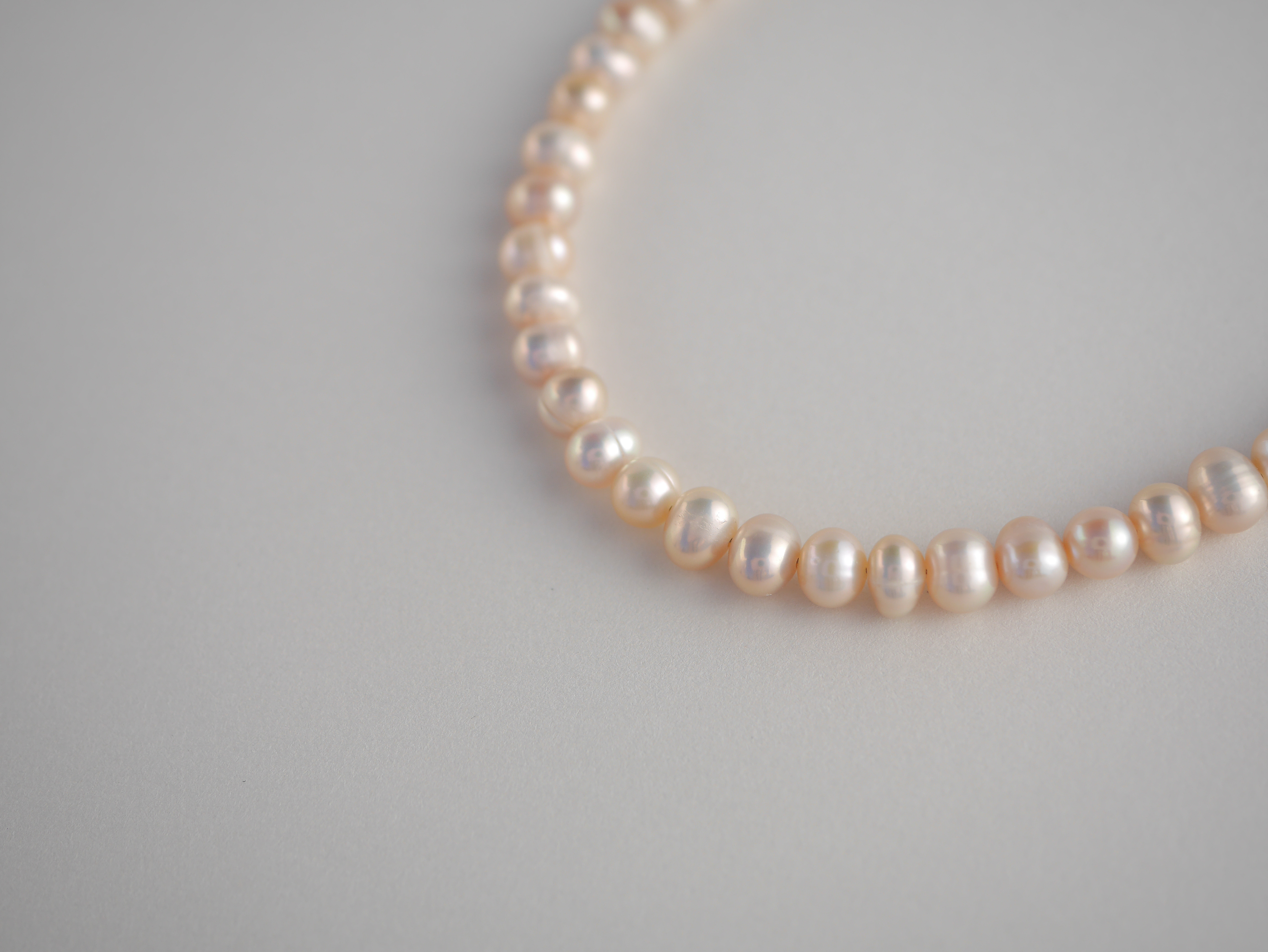 《Komore》肌なじみのいいバロックパールネックレス／小粒・ベージュピンク