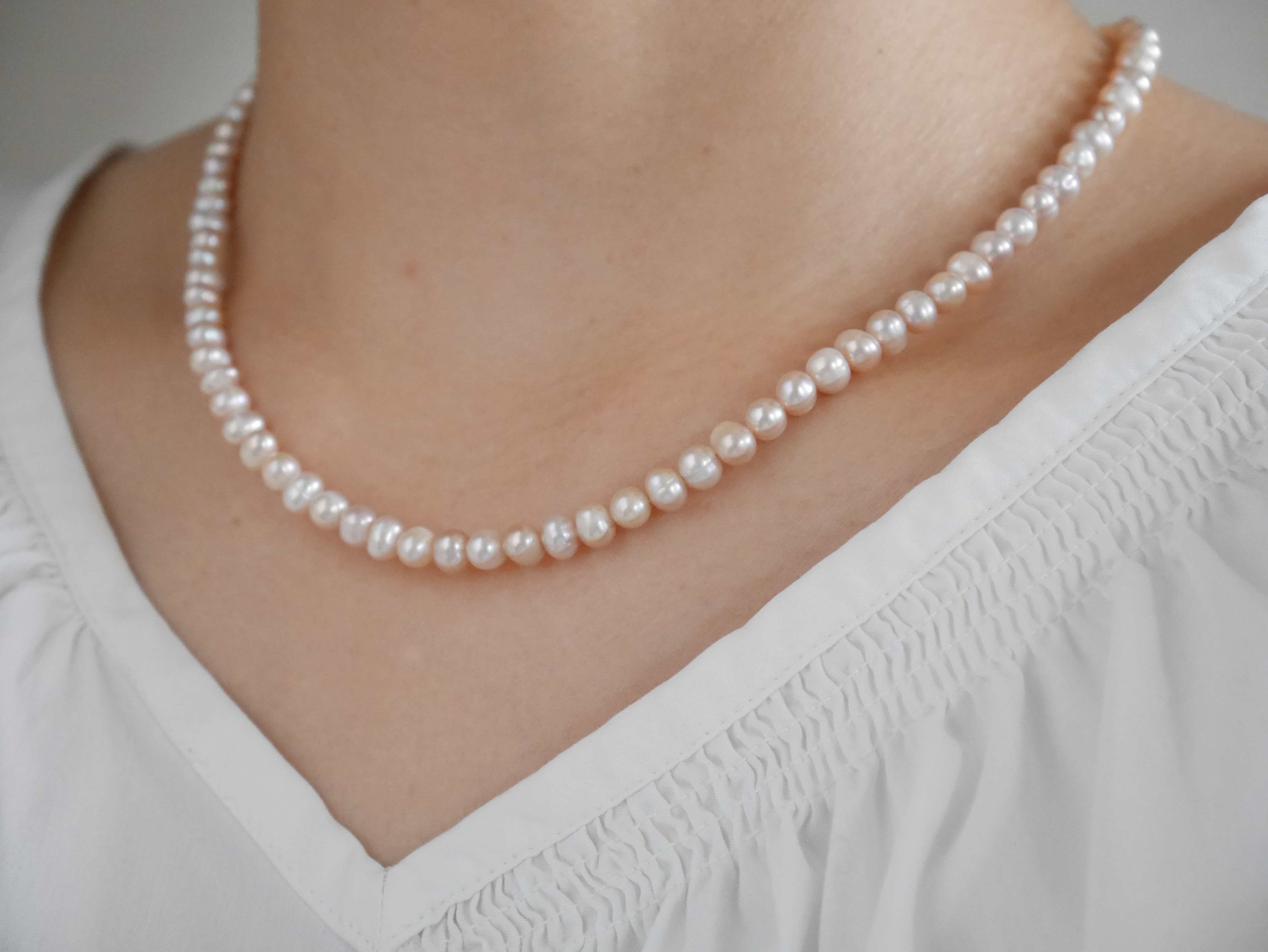 《Komore》肌なじみのいいバロックパールネックレス／小粒・ベージュピンク