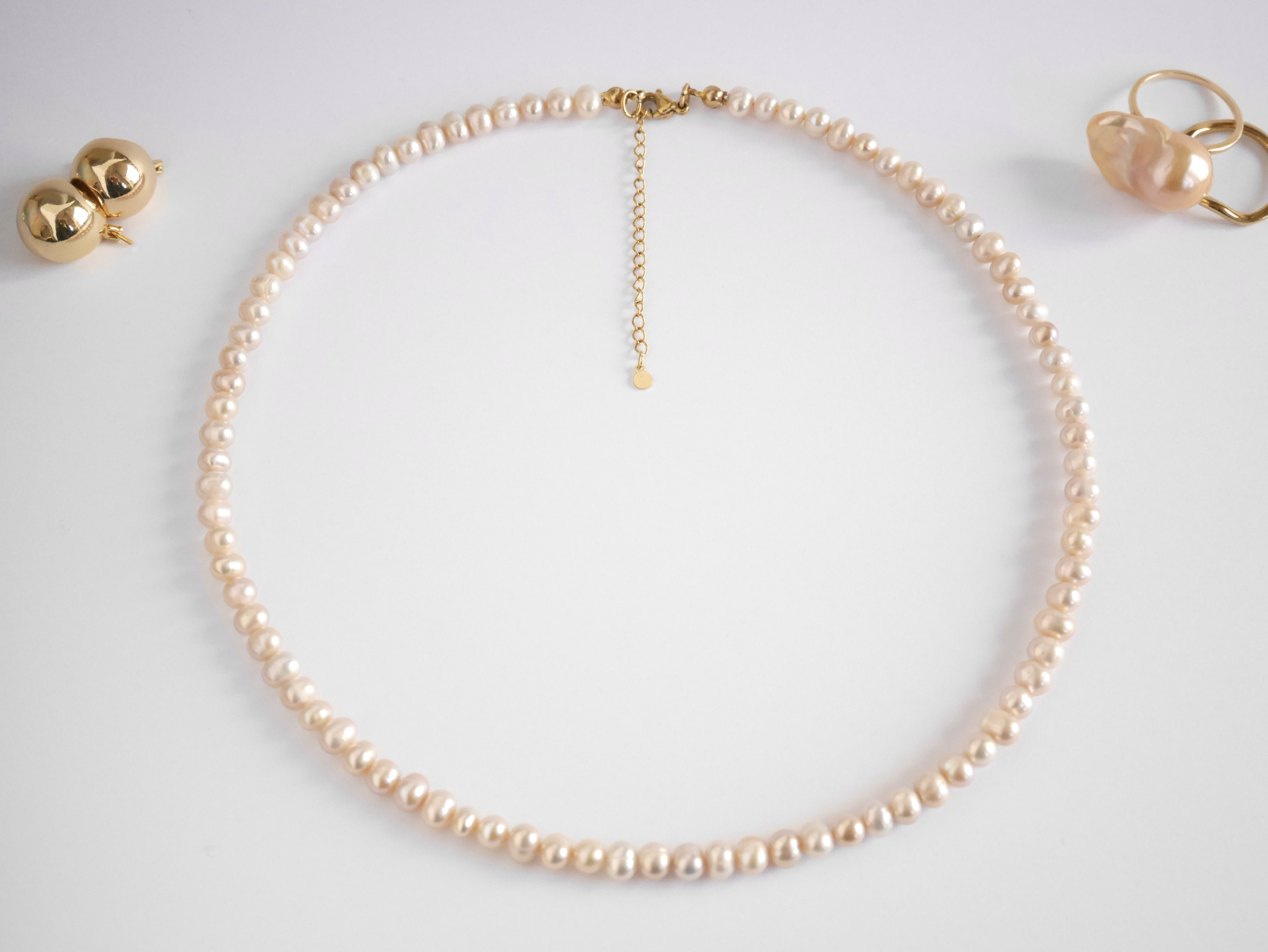 《Komore》肌なじみのいいバロックパールネックレス／小粒・ベージュピンク