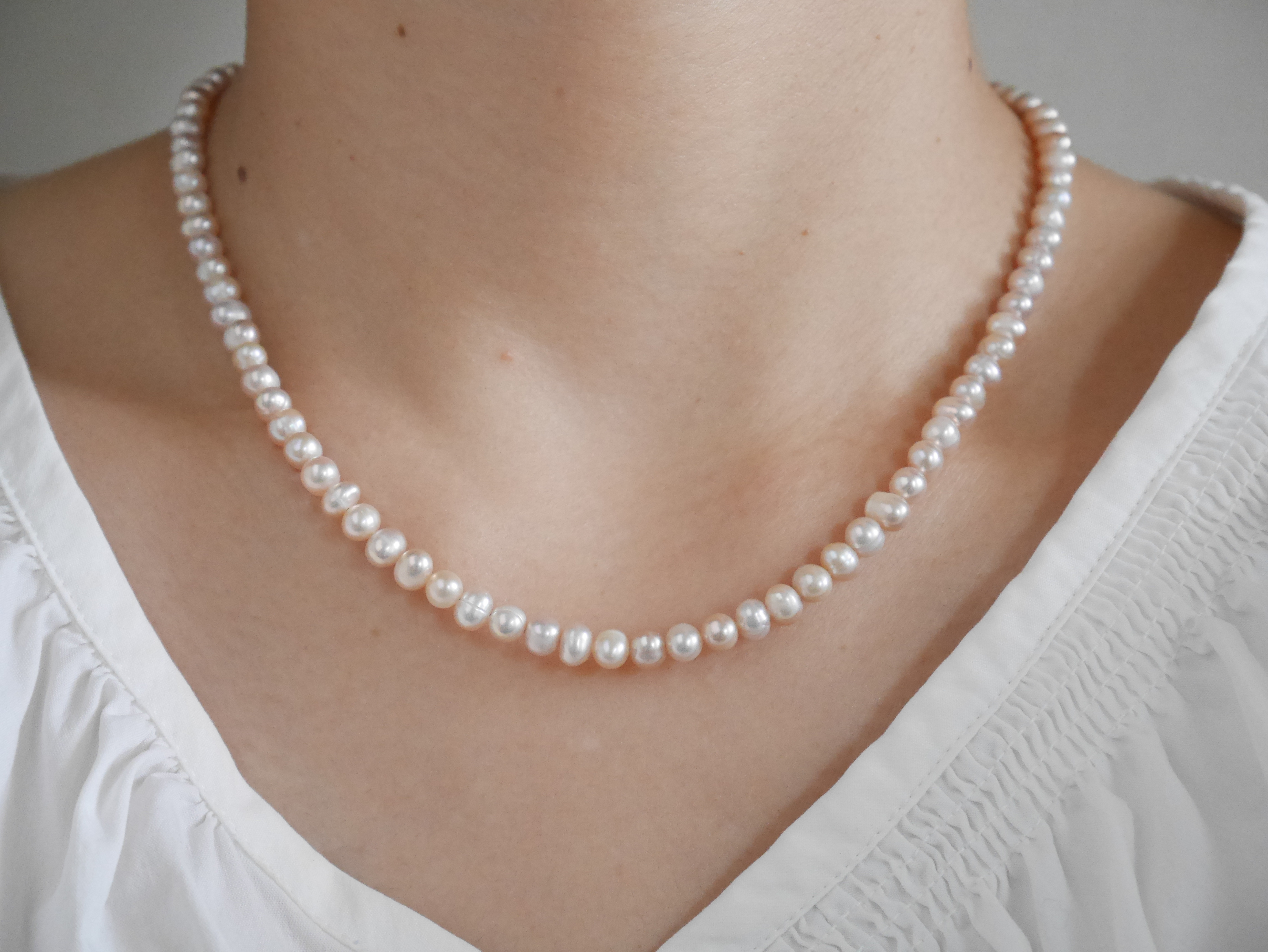 《Komore》肌なじみのいいバロックパールネックレス／小粒・ベージュピンク