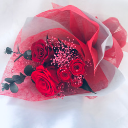 プリザーブドフラワー赤い薔薇5輪のふんわり花束（花束ラッピング） 2枚目の画像