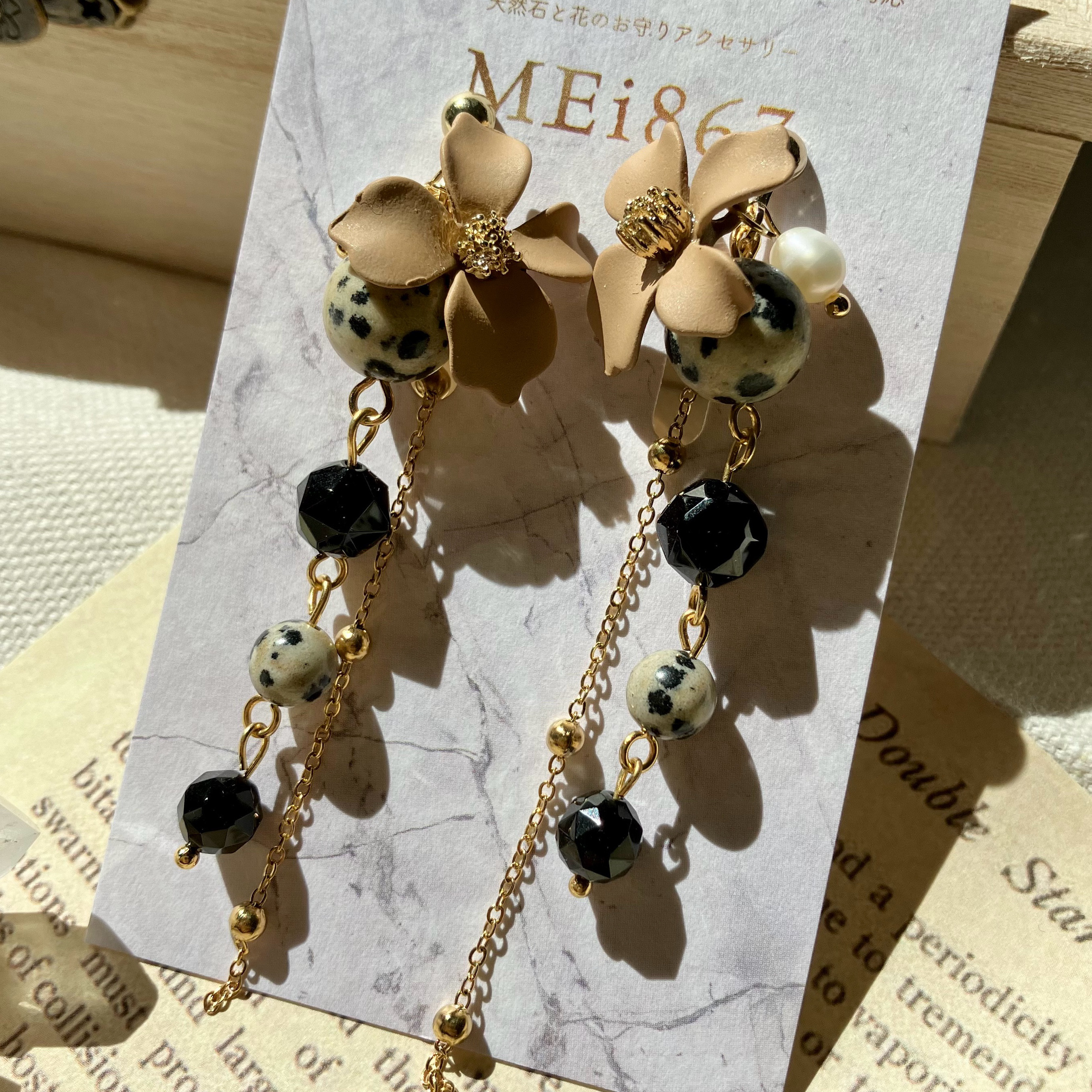 ベージュフラワーモノトーンロングピアス　イヤリング　金属アレルギー対応　天然石　モリオン　ダルメシアン　ゴールド