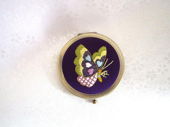 日本刺繍✳蝶々✳絹のコンパクトミラー  AG　◆紫色◆刺繍 手刺繍 伝統工芸 手鏡 ギフト 3枚目の画像