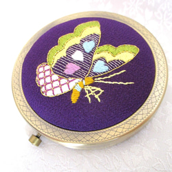 日本刺繍✳蝶々✳絹のコンパクトミラー  AG　◆紫色◆刺繍 手刺繍 伝統工芸 手鏡 ギフト 4枚目の画像