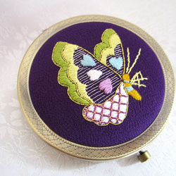 日本刺繍✳蝶々✳絹のコンパクトミラー  AG　◆紫色◆刺繍 手刺繍 伝統工芸 手鏡 ギフト 2枚目の画像