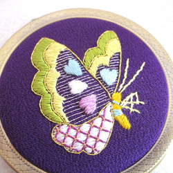 日本刺繍✳蝶々✳絹のコンパクトミラー  AG　◆紫色◆刺繍 手刺繍 伝統工芸 手鏡 ギフト 5枚目の画像
