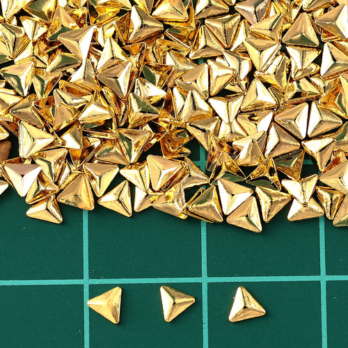 ネイルパーツ スタッズ 三角 3mm ゴールド 500個 メタル 立体 レジン