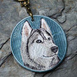 キーホルダー 犬 刺繍 大型犬 チャーム  動物 愛犬 ハスキー プレゼント ギフト  両面 ストラップ or-018 1枚目の画像