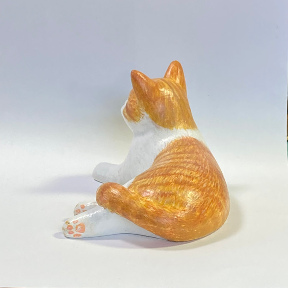 茶トラ白猫の置物 - 癒しの空間を演出するアイテム 9枚目の画像