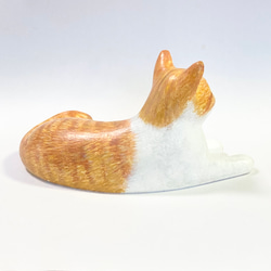 茶トラ白猫の置物 - 癒しの空間を演出するアイテム 11枚目の画像