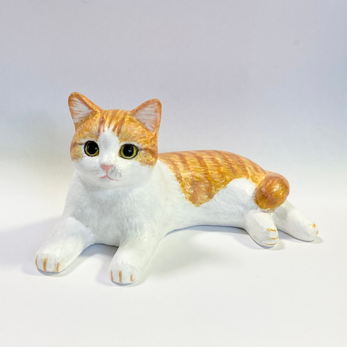 茶トラ白猫の置物 - 癒しの空間を演出するアイテム 招き猫 猫ハウス