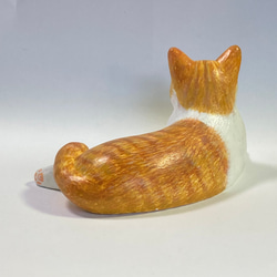 茶トラ白猫の置物 - 癒しの空間を演出するアイテム 10枚目の画像