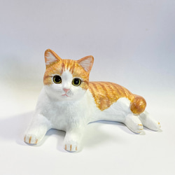 茶トラ白猫の置物 - 癒しの空間を演出するアイテム 3枚目の画像