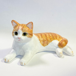 茶トラ白猫の置物 - 癒しの空間を演出するアイテム 5枚目の画像