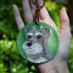 キーホルダー 犬 刺繍 チャーム 母の日 シュナウザー 牧羊犬 プレゼント ギフト  両面 ストラップ or-010 1枚目の画像