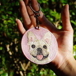 キーホルダー 犬 刺繍 チャーム 母の日 フレンチブル ピンク プレゼント ギフト  両面 ストラップ or-014 1枚目の画像