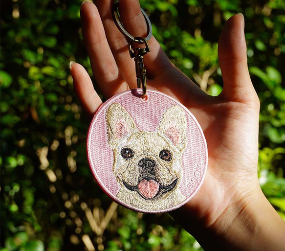 キーホルダー 犬 刺繍 チャーム 母の日 フレンチブル ピンク プレゼント ギフト  両面 ストラップ or-014 1枚目の画像