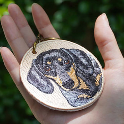 キーホルダー 犬 刺繍 チャーム 動物  ダックスフンド ダックス プレゼント ギフト  両面 ストラップ or-015 1枚目の画像