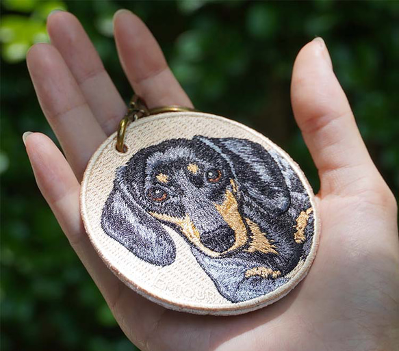 キーホルダー 犬 刺繍 チャーム 動物  ダックスフンド ダックス プレゼント ギフト  両面 ストラップ or-015 1枚目の画像