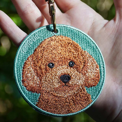 キーホルダー 犬 刺繍 チャーム 母の日 トイプードル 茶 プレゼント ギフト 両面 ストラップ ベージュ or-016 1枚目の画像