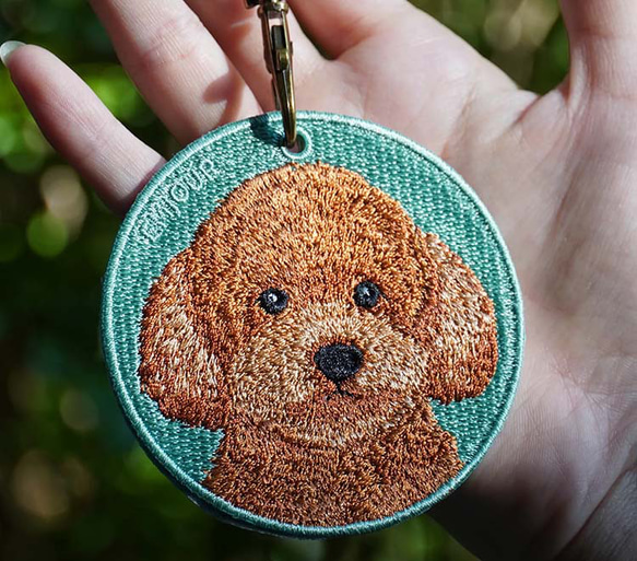 キーホルダー 犬 刺繍 チャーム 母の日 トイプードル 茶 プレゼント ギフト 両面 ストラップ ベージュ or-016 1枚目の画像