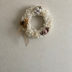 クリームホワイトのシンプルなクリスマスリース　/　プリザーブドフラワー　ドライフラワー 5枚目の画像