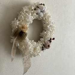 クリームホワイトのシンプルなクリスマスリース　/　プリザーブドフラワー　ドライフラワー 3枚目の画像