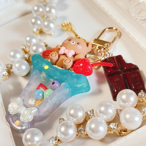 フルーツくまちゃんキーホルダー　ホワイト　苺　レジンキーホルダー　ビーズチャーム フルーツくまちゃんキーホルダー ホワイト 苺 レジン