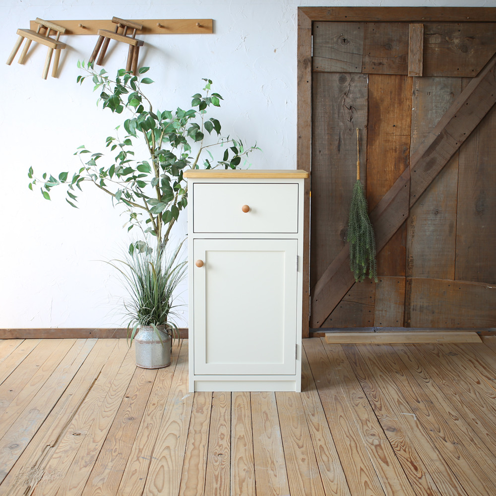 №47　ナチュラルテイストの引出し付き本棚・収納棚・ベッドサイドキャビネット【ミルク/SWミドルパイン】