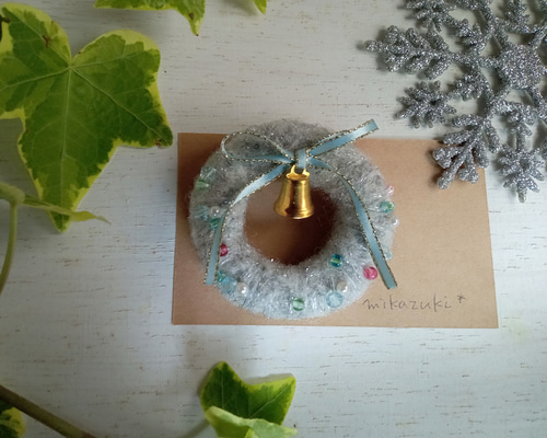 銀色のクリスマスリースブローチ ブローチ ミカヅキの森 通販 16825460