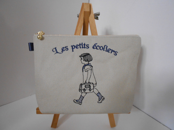 通学のフランスの女の子刺繍の帆布のポーチネイビー１６㎝　１８㎝　２０㎝ 2枚目の画像