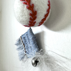 小さい鈴と白い羽つき 猫のおもちゃ　羊毛ボール　ベースボール　 3枚目の画像