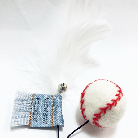 小さい鈴と白い羽つき 猫のおもちゃ　羊毛ボール　ベースボール　 2枚目の画像