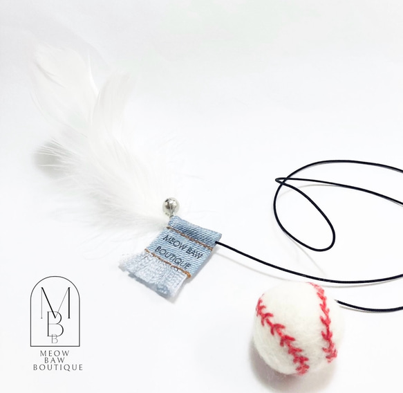 小さい鈴と白い羽つき 猫のおもちゃ　羊毛ボール　ベースボール　 1枚目の画像